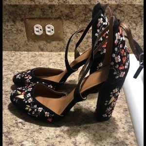 floral embroidered pump
